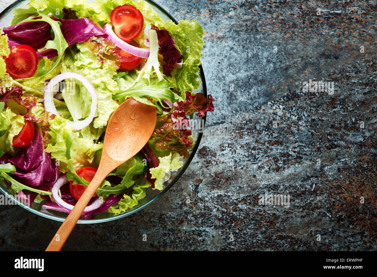 Schüssel mit Sommersalat, Nahaufnahme. Stockfoto