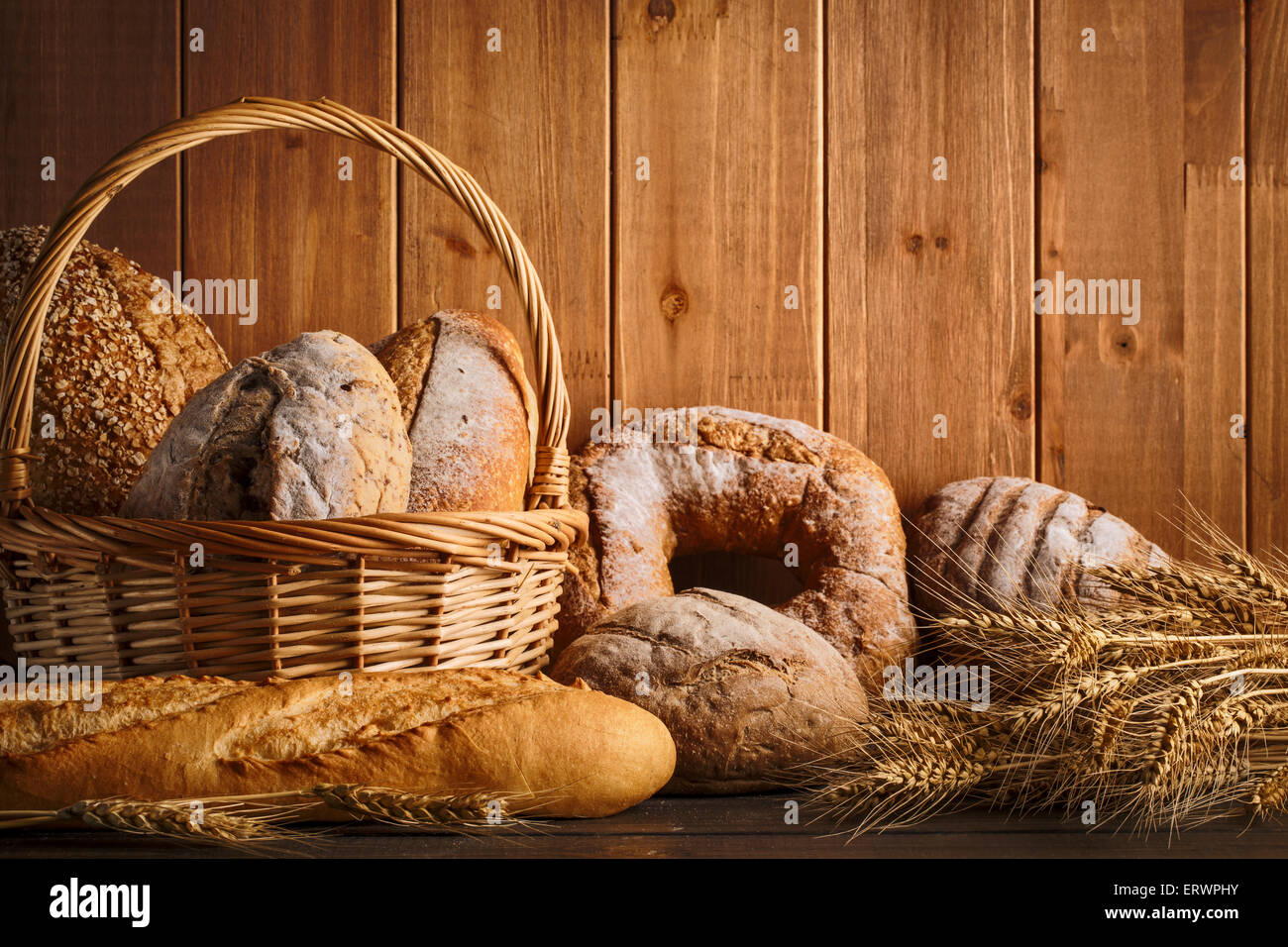 frisches Brot und Weizen auf den hölzernen Stockfoto