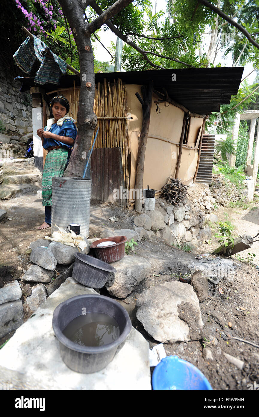 Ein Maya indigene Frau vor ihrem Haus gebaut mit Carbon und Holz Stöcken in San Antonio Palopo, Solala Abteilung, Guatemala. Stockfoto Ein Maya indigene Frau vor ihrem Haus gebaut mit Carbon und Holz Stöcken in San Antonio Palopo, Solala Abteilung, Guatemala. Stockfoto