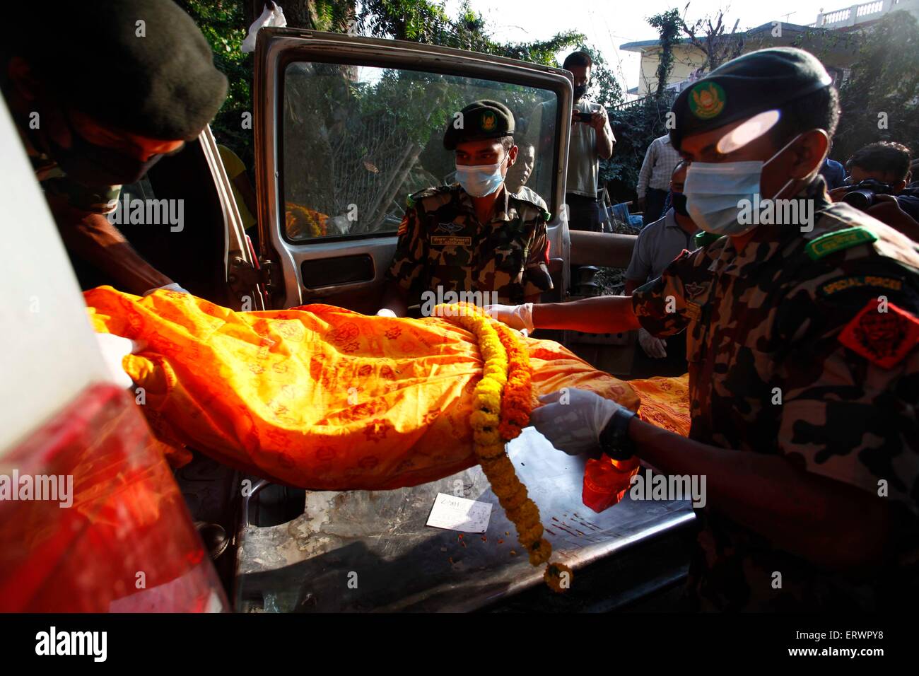 Kathmandu, Nepal. 8. Juni 2015. Nepalesischen Armeepersonal laden den Körper ein Erdbeben-Opfer, die in den USA militärische UH-1Y Huey Hubschrauber-Absturz, in Kathmandu, Nepal, 8. Juni 2015 gestorben. Nach einem DNA-Test wurden die Leichen der fünf Opfer starb bei dem Hubschrauberabsturz zu ihren Familien übergeben. © Pratap Thapa/Xinhua/Alamy Live-Nachrichten Stockfoto
