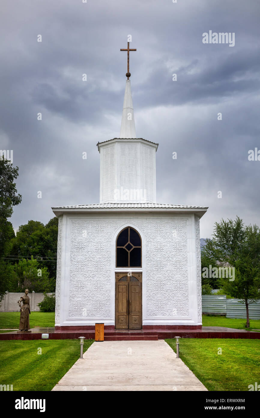 Katholische Kirche in Ruh Ordo Kulturkomplex am Issyk-Kul See bei bedecktem Himmel in Cholpon Ata, Kirgisistan Stockfoto