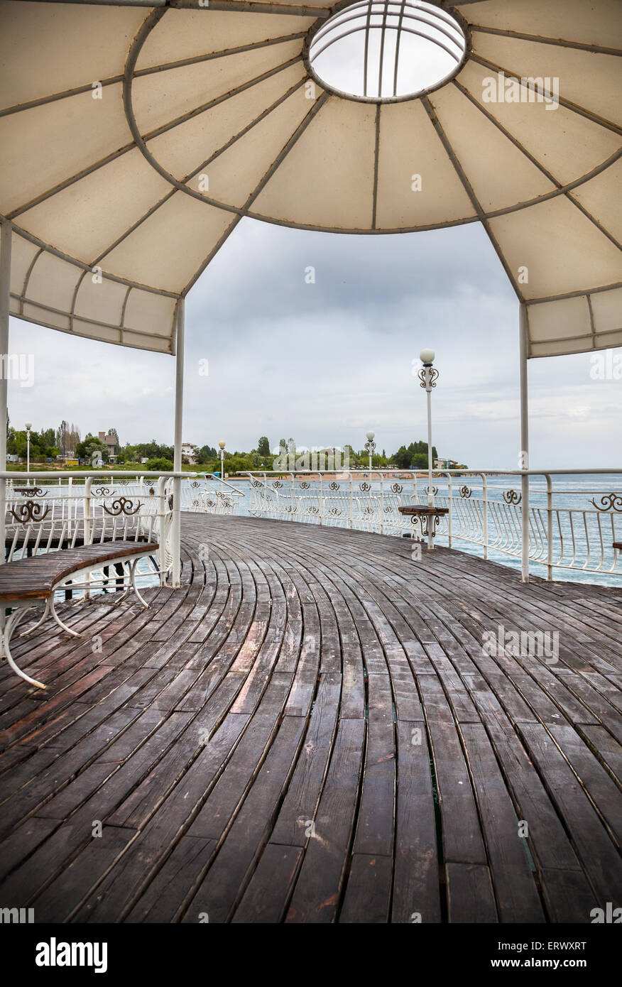 Pier in Ruh Ordo Kulturkomplex am Issyk-Kul See bei bedecktem Himmel in Cholpon Ata, Kirgisistan Stockfoto