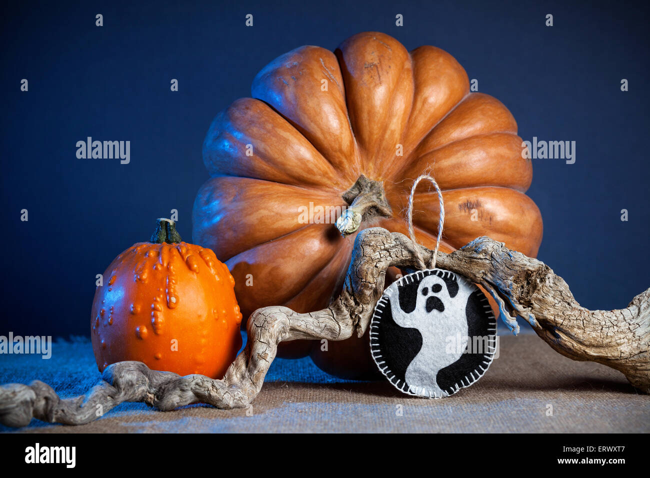 Ghost-Spielzeug aus Filz und dekorative Kürbisse auf dem Tisch im Halloween-party Stockfoto