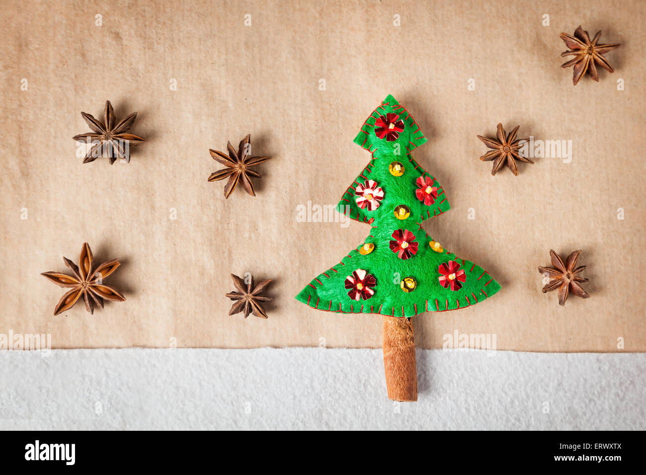 Handmade dekorierten Weihnachtsbaum aus Filz und Sternanis um auf braunem Papierhintergrund Stockfoto