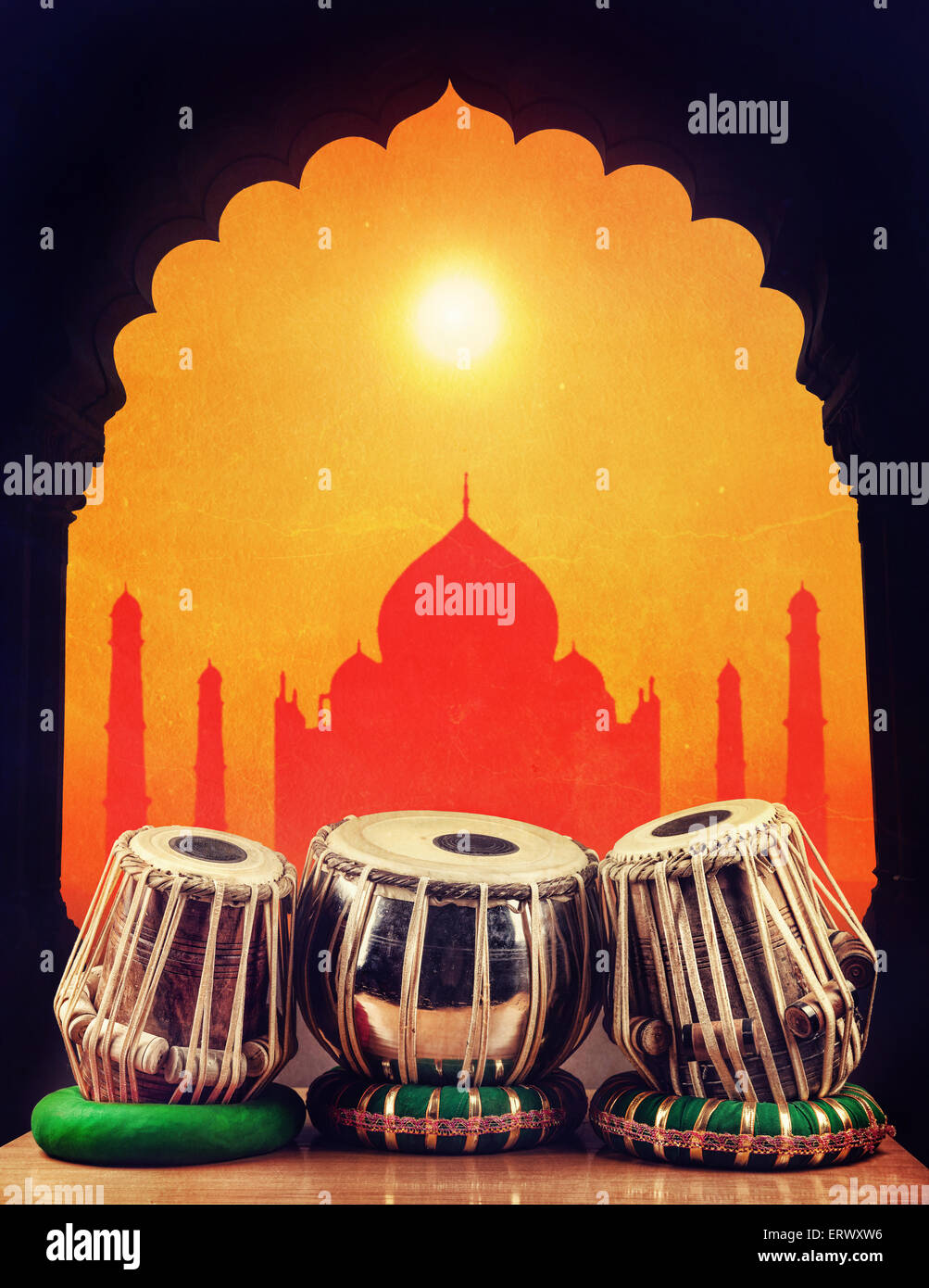 Klassische indische Musik Instrument Tabla-Trommeln am Taj Mahal Hintergrund in Indien Stockfoto