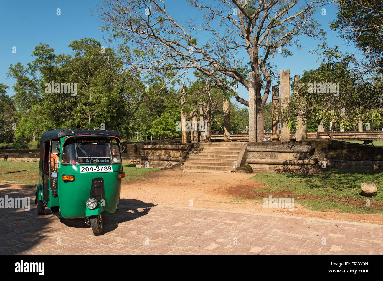 Tuk-Tuk außerhalb Ratnaprasada (Rathna Prasada), Anuradhapura, Sri Lanka Stockfoto