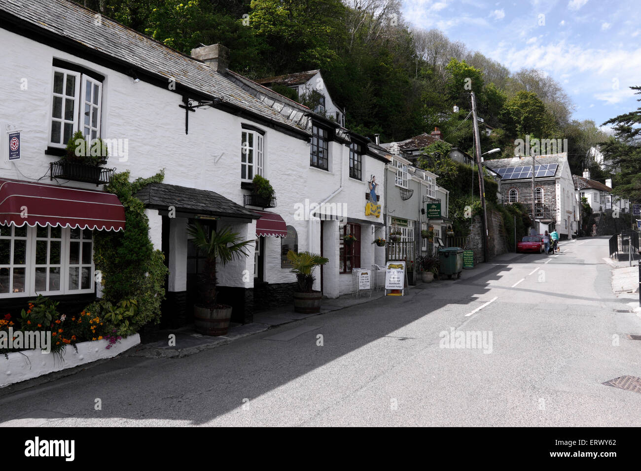 DIE HÜTTE. EINE TRADITIONELLE CORNISH INN AUF DER STRAßE INS DORF POLPERRO. CORNWALL, ENGLAND. VEREINIGTES KÖNIGREICH. Stockfoto