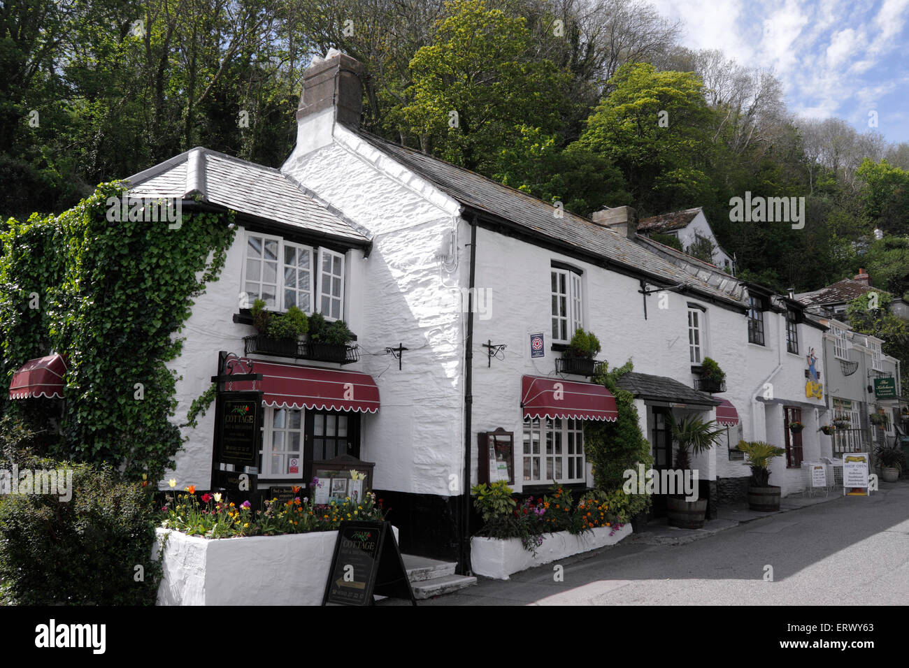 DIE HÜTTE. EINE TRADITIONELLE CORNISH INN AUF DER STRAßE INS DORF POLPERRO. CORNWALL, ENGLAND. VEREINIGTES KÖNIGREICH. Stockfoto