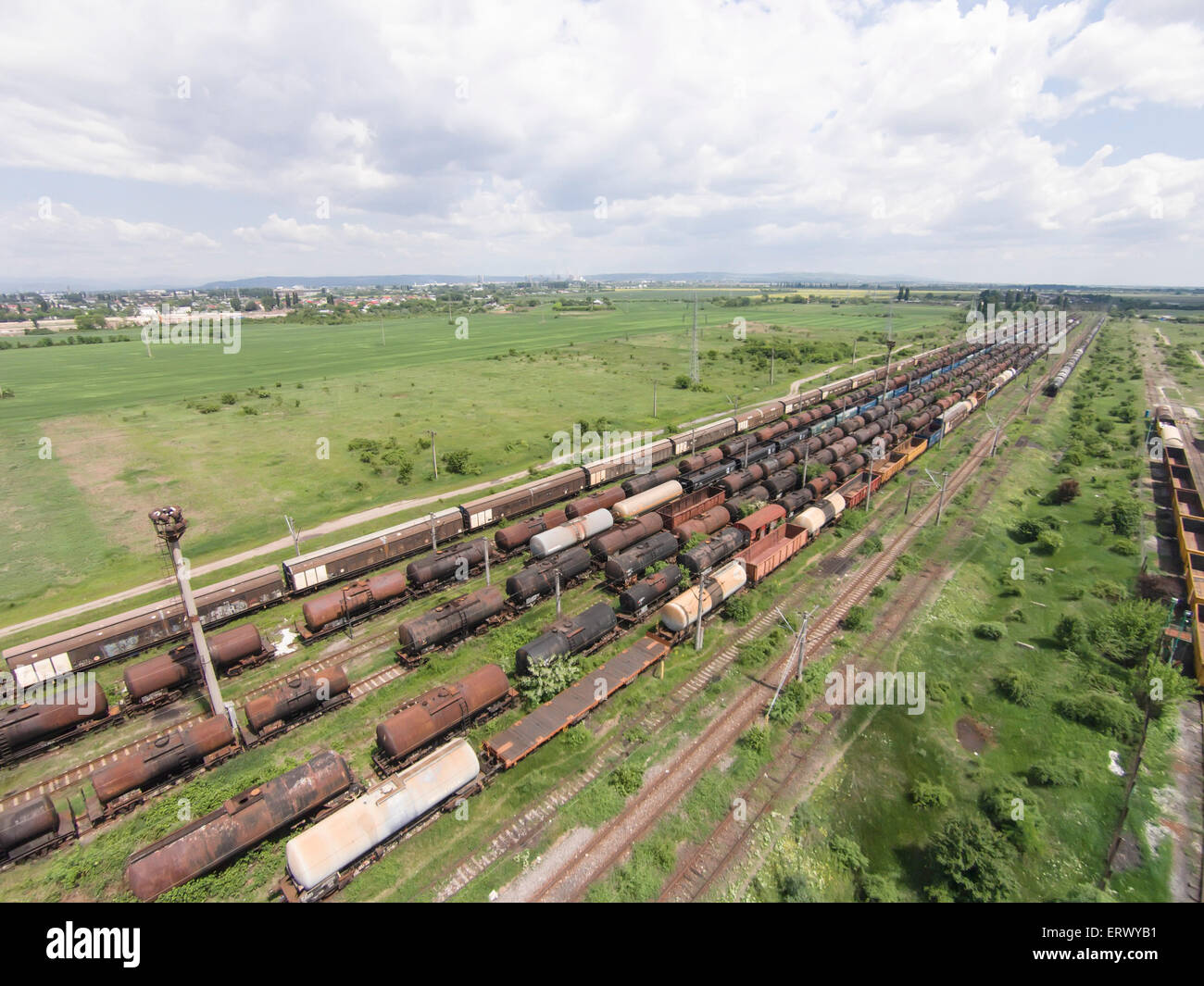 Reihen von Güterzug Autos stationiert auf mehreren Gleisen, Luftbild Stockfoto