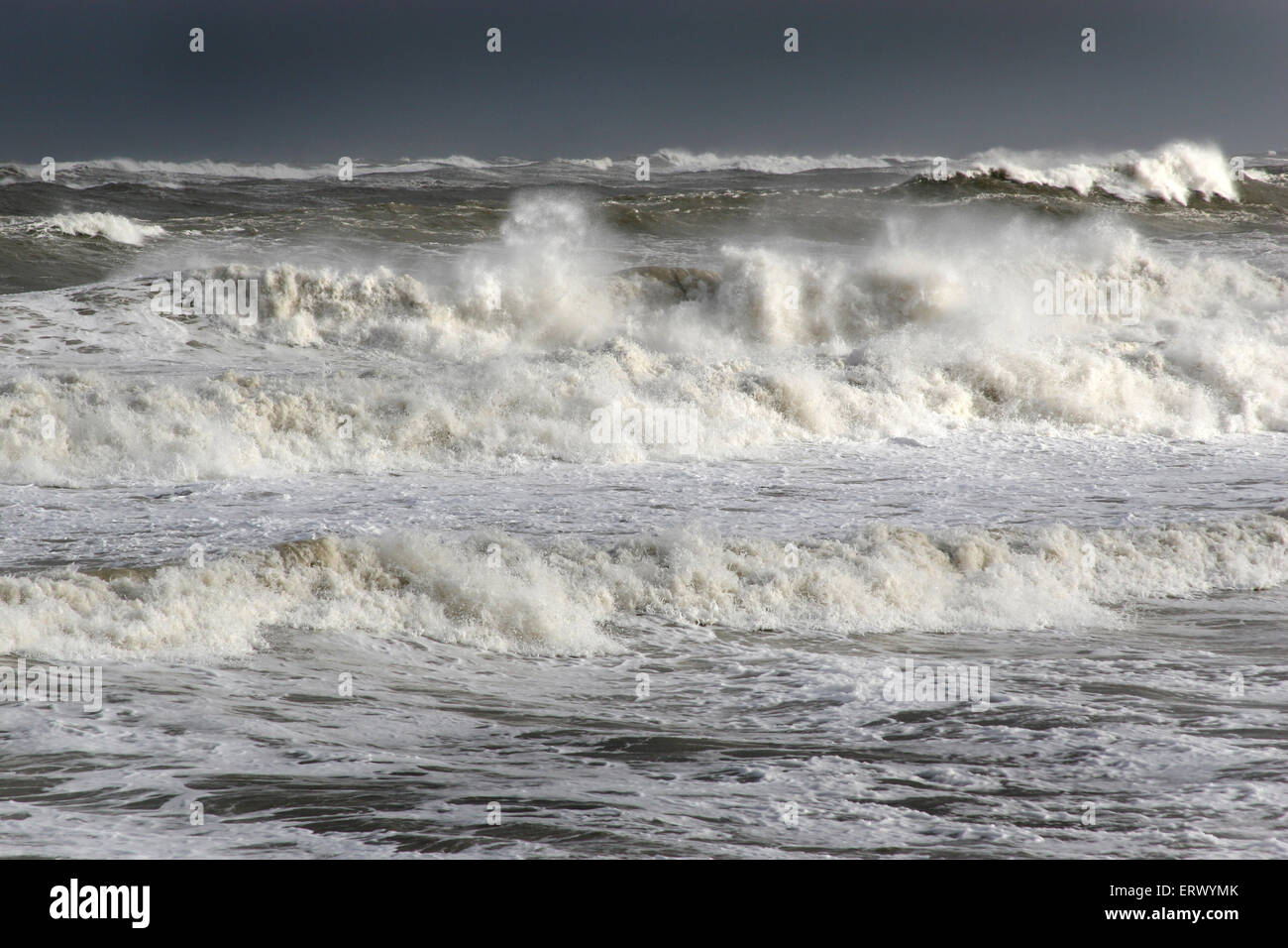 Raue See mit auflandigem Wind und große gefährliche Wellen. Stockfoto