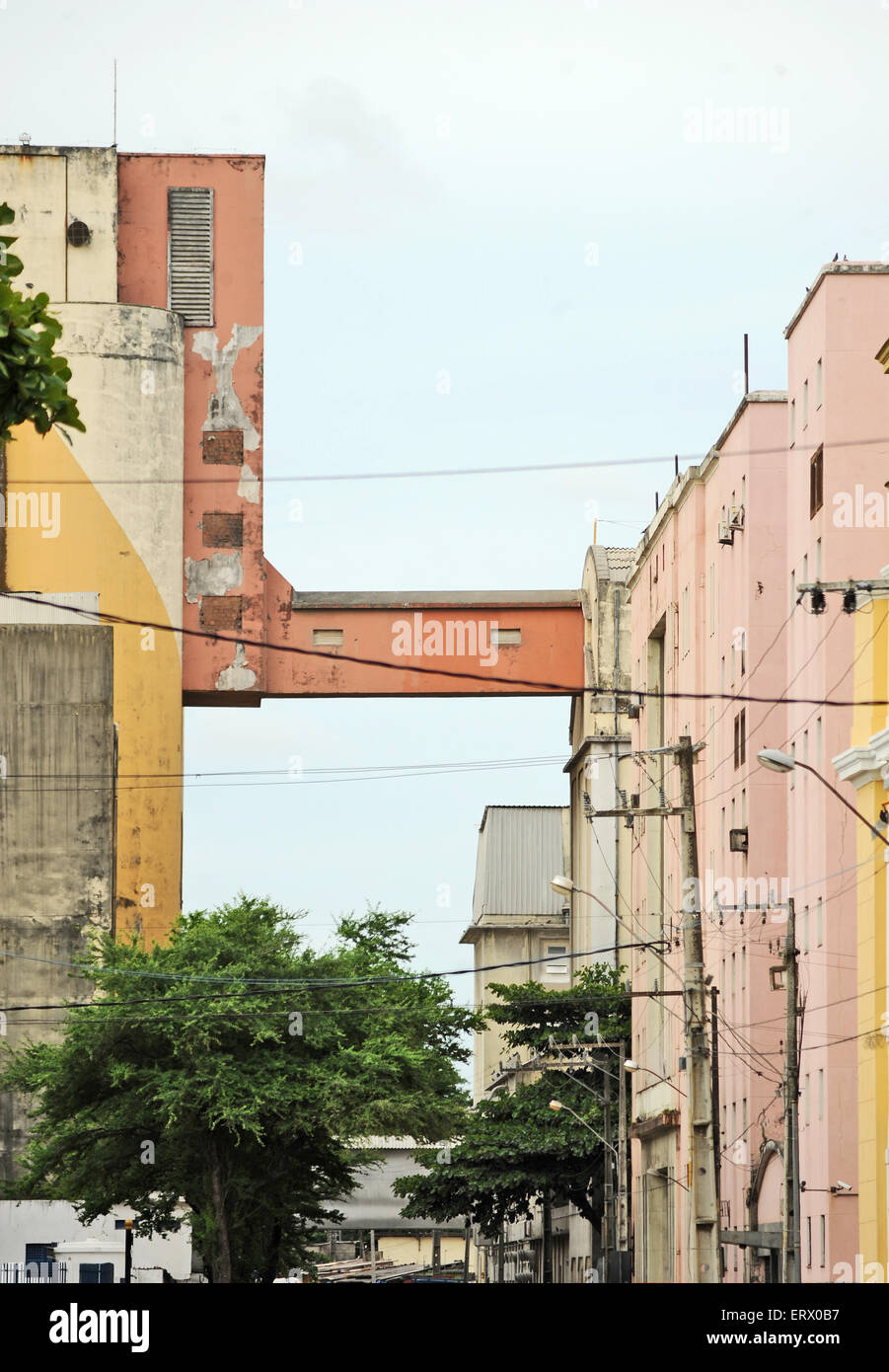 Recife, Pernambuco, Brasilien, 2009. Schöne bunte Häuser in Olinda. Seltsamerweise macht ein Haus eine Brücke über die Straße. Stockfoto