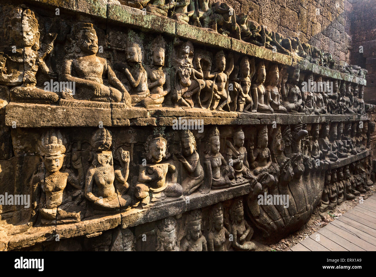 Terrasse des Aussätzigen Königs, Innenwand, Figuren, Götter der Unterwelt, Angkor Thom, Provinz Siem Reap, Kambodscha Stockfoto