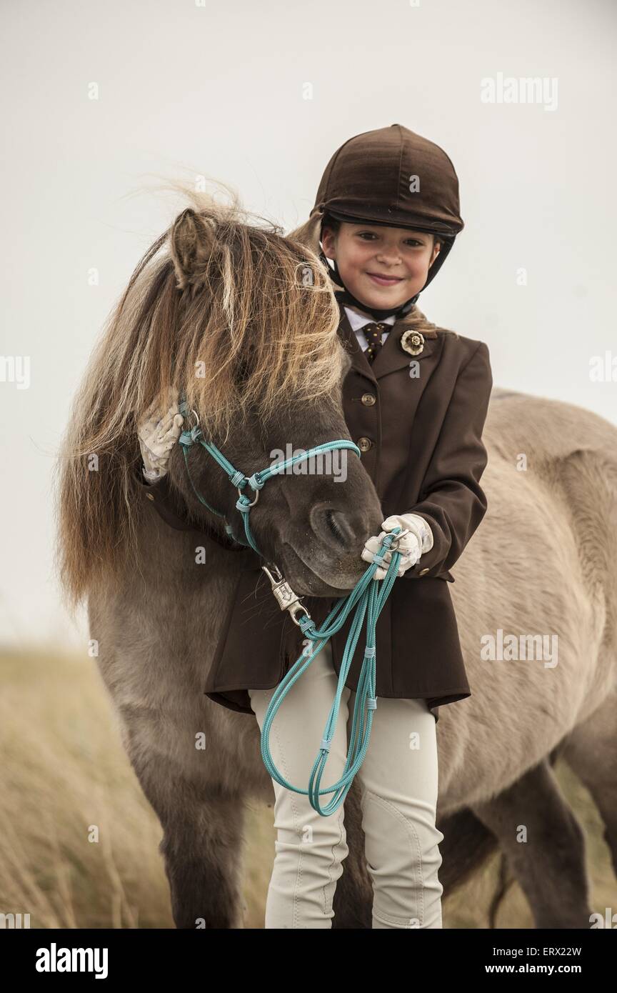 Mädchen und Shetland Pony Stockfoto