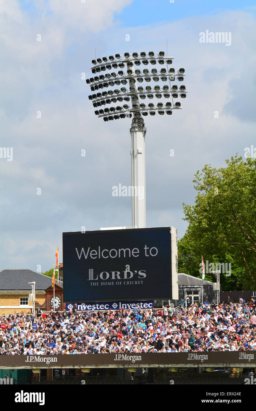 Eines der großen Bildschirmen an Lords Cricket Ground am 5. Tag 1. Testspiel England Vs New Zealand Stockfoto