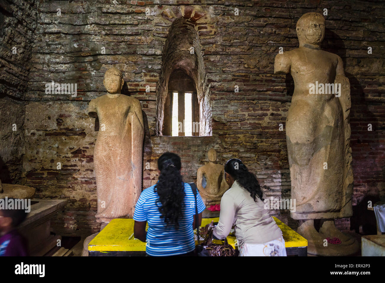 Alte Stadt von Polonnaruwa, Menschen beten im Thuparama House (Thuparama Gedige) in Polonnaruwa Viereck, Sri Lanka Stockfoto