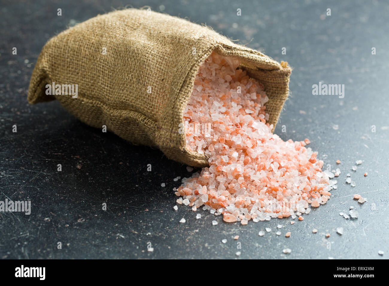 Himalaya-Salz in Jute-Tasche Stockfoto