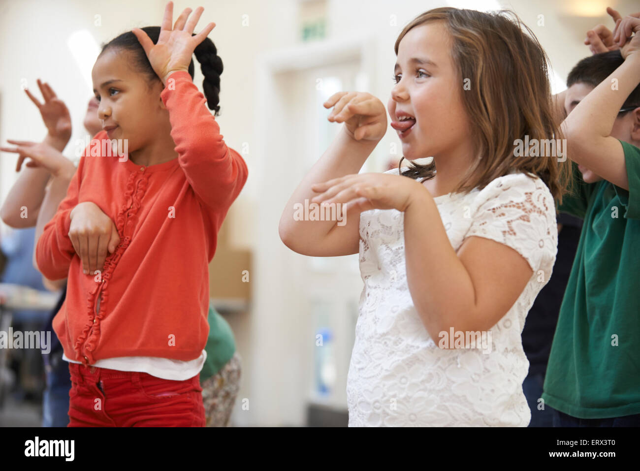 Gruppe von Kindern, die Drama-Klasse gemeinsam genießen Stockfoto