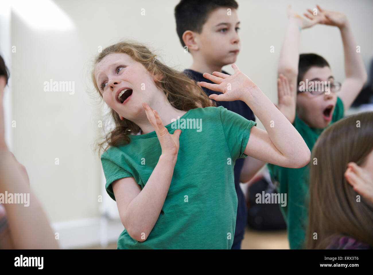 Gruppe von Kindern, die Drama-Klasse gemeinsam genießen Stockfoto