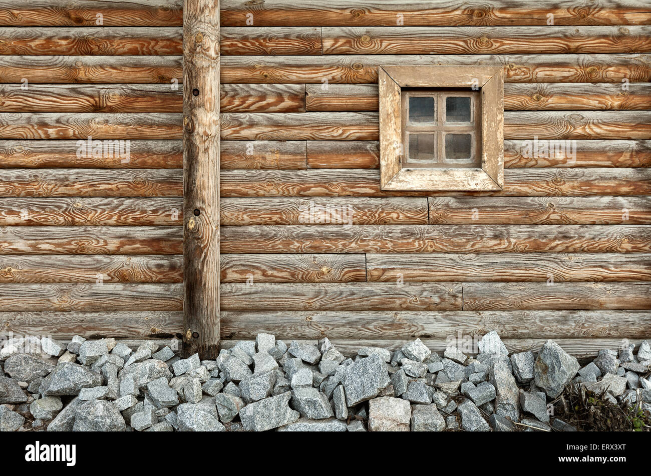 Alte Fenster des alten Holzhauses auf dem Hintergrund der Holzwände Stockfoto