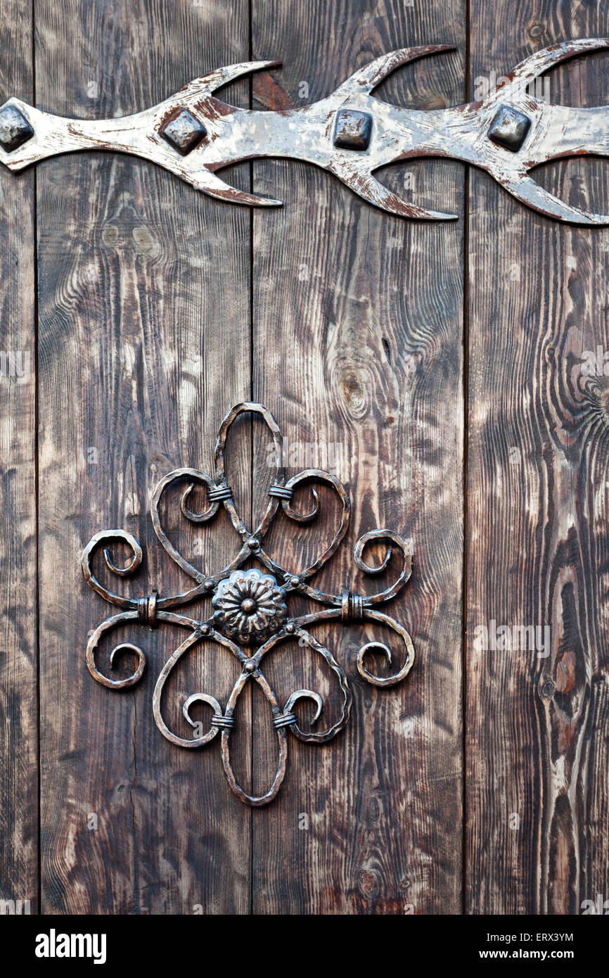 alte rostige dekoratives Element und Holztür. Hintergrund für design Stockfoto