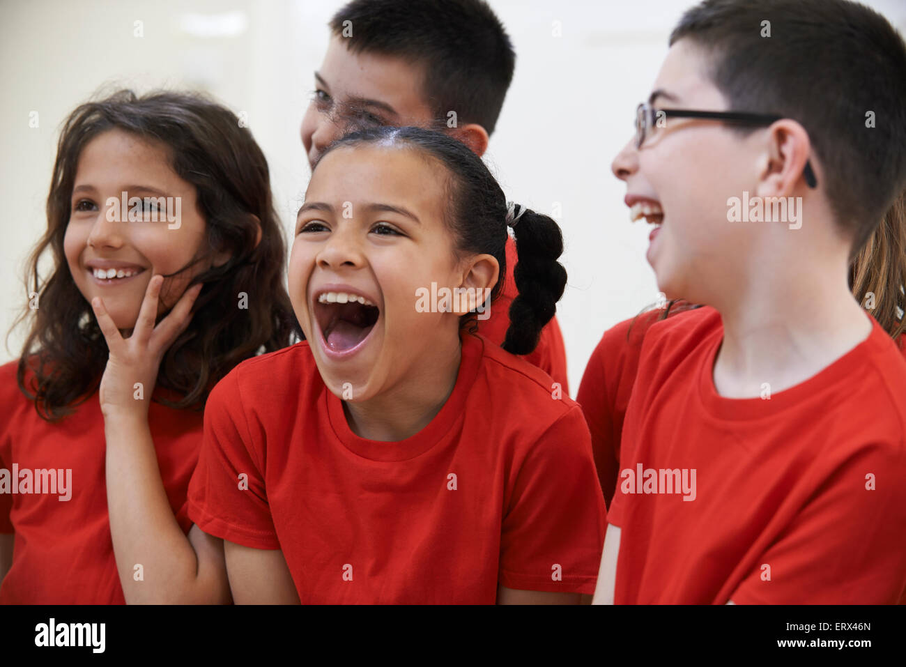 Gruppe von Kindern, die Drama-Klasse gemeinsam genießen Stockfoto
