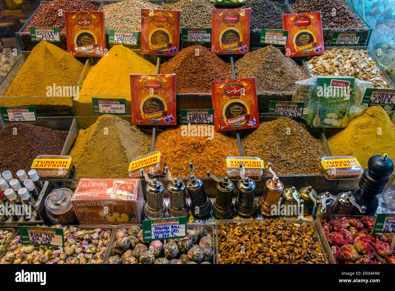 Bunte Gewürze zum Verkauf an Spice Bazaar oder ägyptischen Basar, Istanbul, Türkei Stockfoto