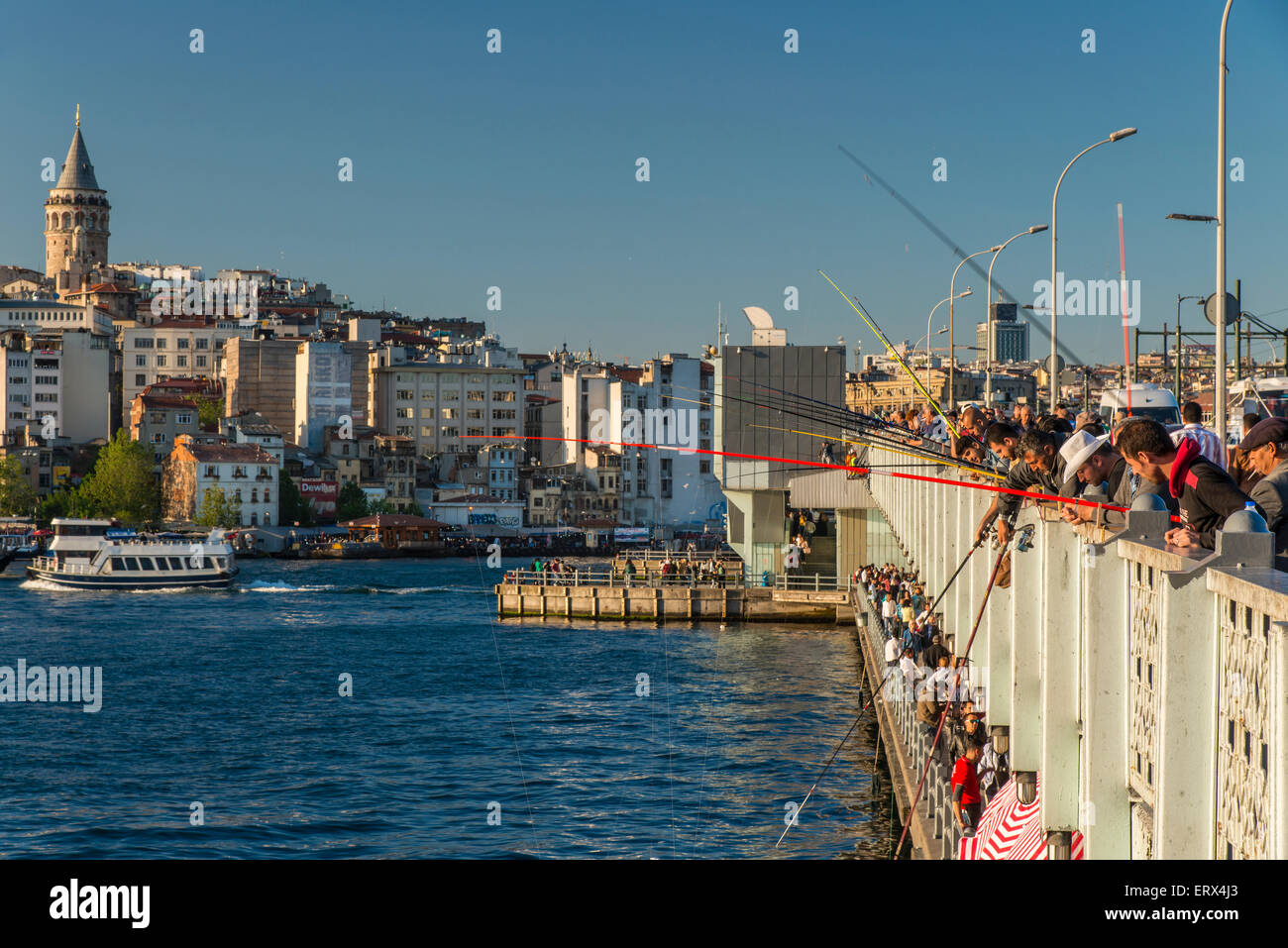 Fischer am Galata-Brücke, Istanbul, Türkei Stockfoto