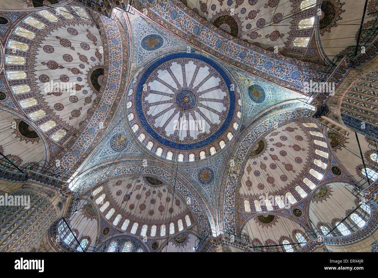 Niedrigen Winkel Blick auf die wichtigsten Kuppel im Inneren des Sultan Ahmed Mosque oder blaue Moschee, Sultanahmet, Istanbul, Türkei Stockfoto