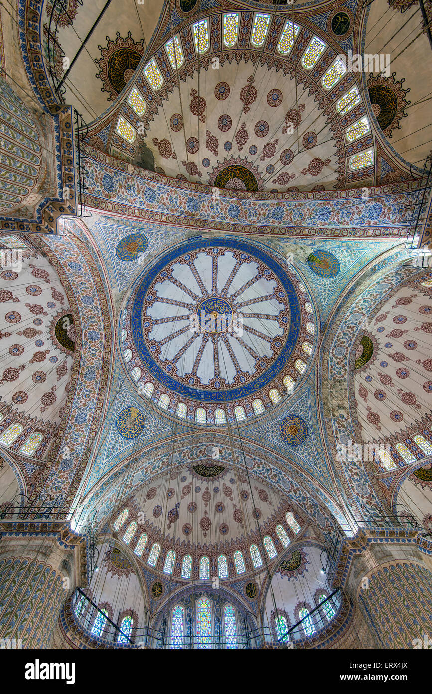 Niedrigen Winkel Blick auf die wichtigsten Kuppel im Inneren des Sultan Ahmed Mosque oder blaue Moschee, Sultanahmet, Istanbul, Türkei Stockfoto