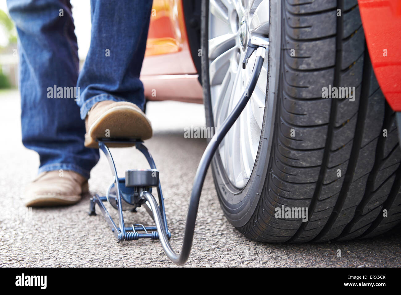 Autoreifen Aufpumpen Tankstelle In Der Nähe Den reifen aufpumpen -Fotos und -Bildmaterial in hoher Auflösung – Alamy