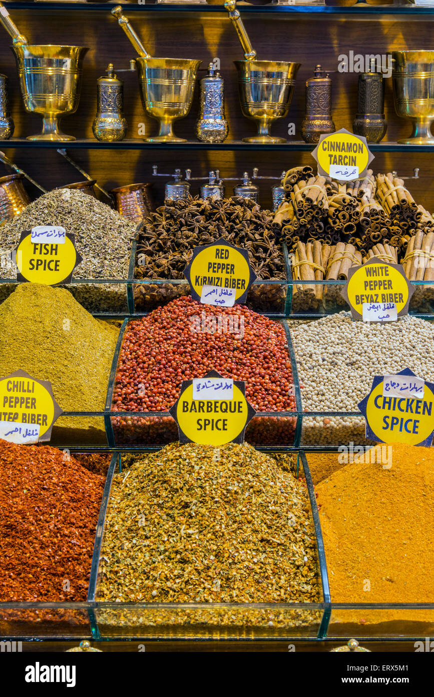 Bunte Gewürze zum Verkauf an Spice Bazaar oder ägyptischen Basar, Istanbul, Türkei Stockfoto