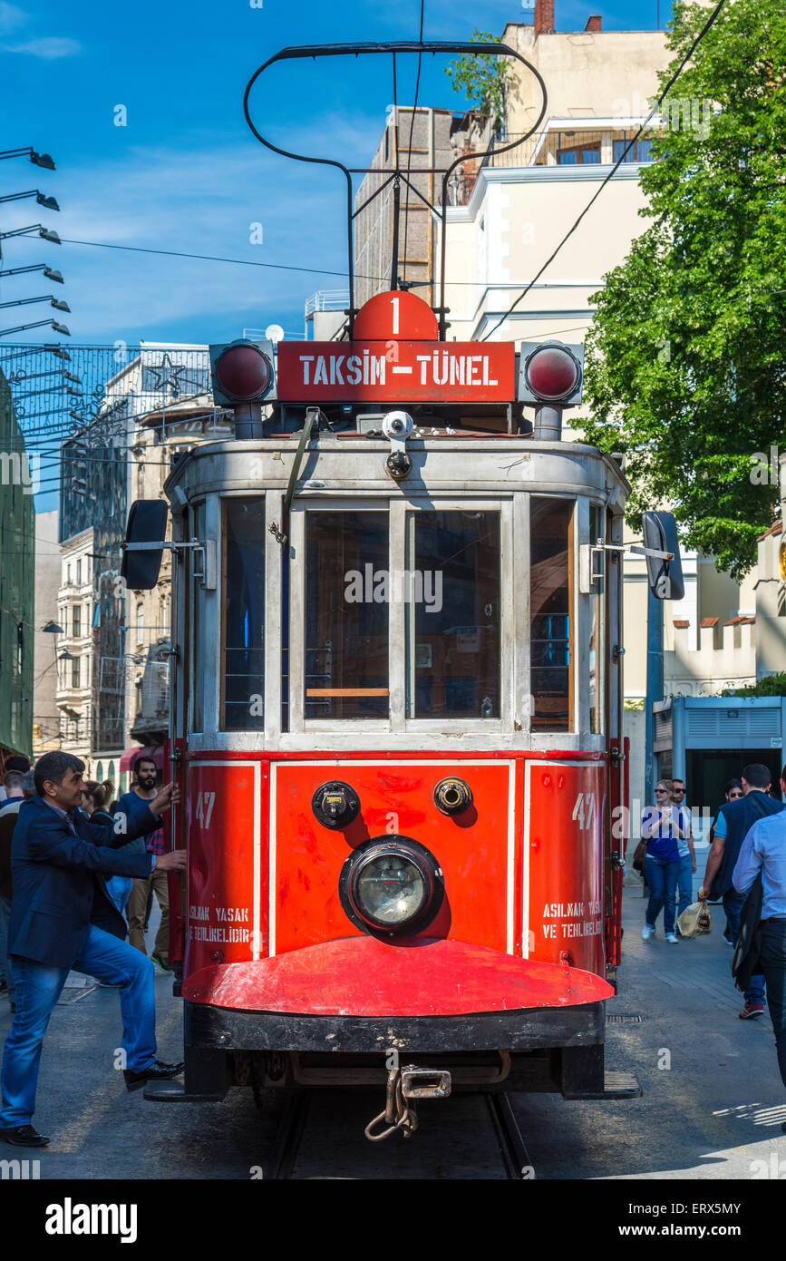 Taksim-Tunel-Nostalgie-Straßenbahn, Beyoglu, Istanbul, Türkei Stockfoto