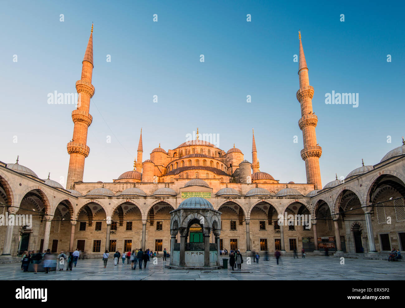 Blick auf den Sonnenuntergang im Innenhof des Sultan Ahmed Mosque oder blaue Moschee, Sultanahmet, Istanbul, Türkei Stockfoto