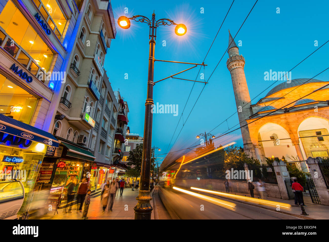 Nachtansicht der Divanyolu Street im Stadtteil Sultanahmet, Istanbul, Türkei Stockfoto