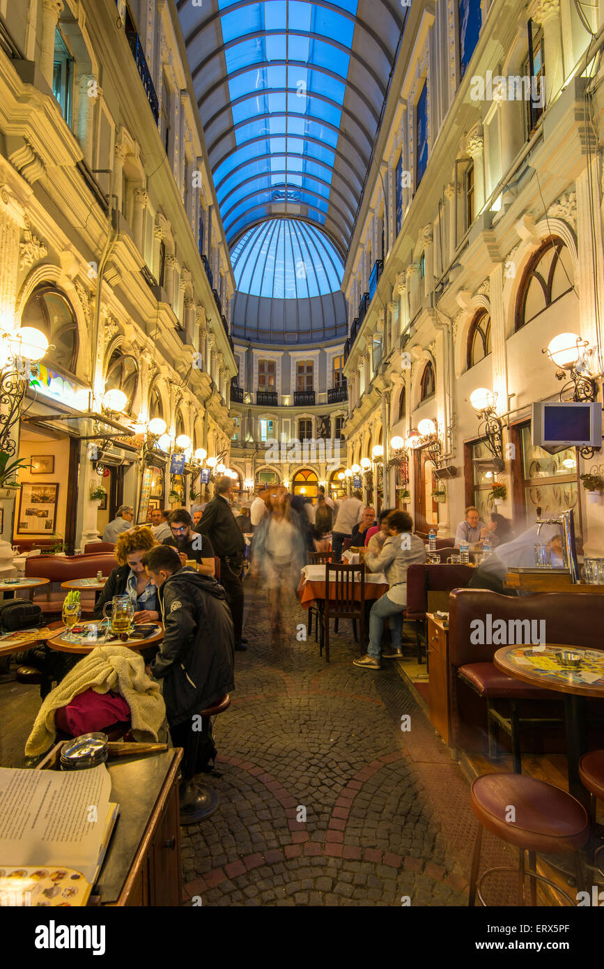 Nachtansicht Cicek Pasaji oder Blume Passage, einem historischen Arcade auf Istiklal Caddesi, Beyoglu, Istanbul, Türkei Stockfoto