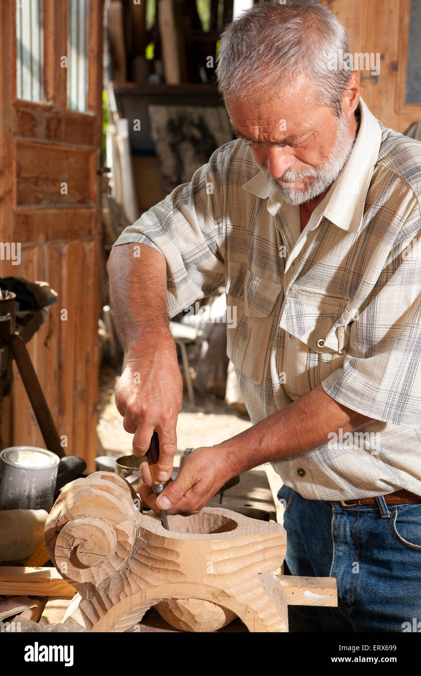 Senior Tischler arbeiten mit Holz in seiner alten Schuppen Stockfoto