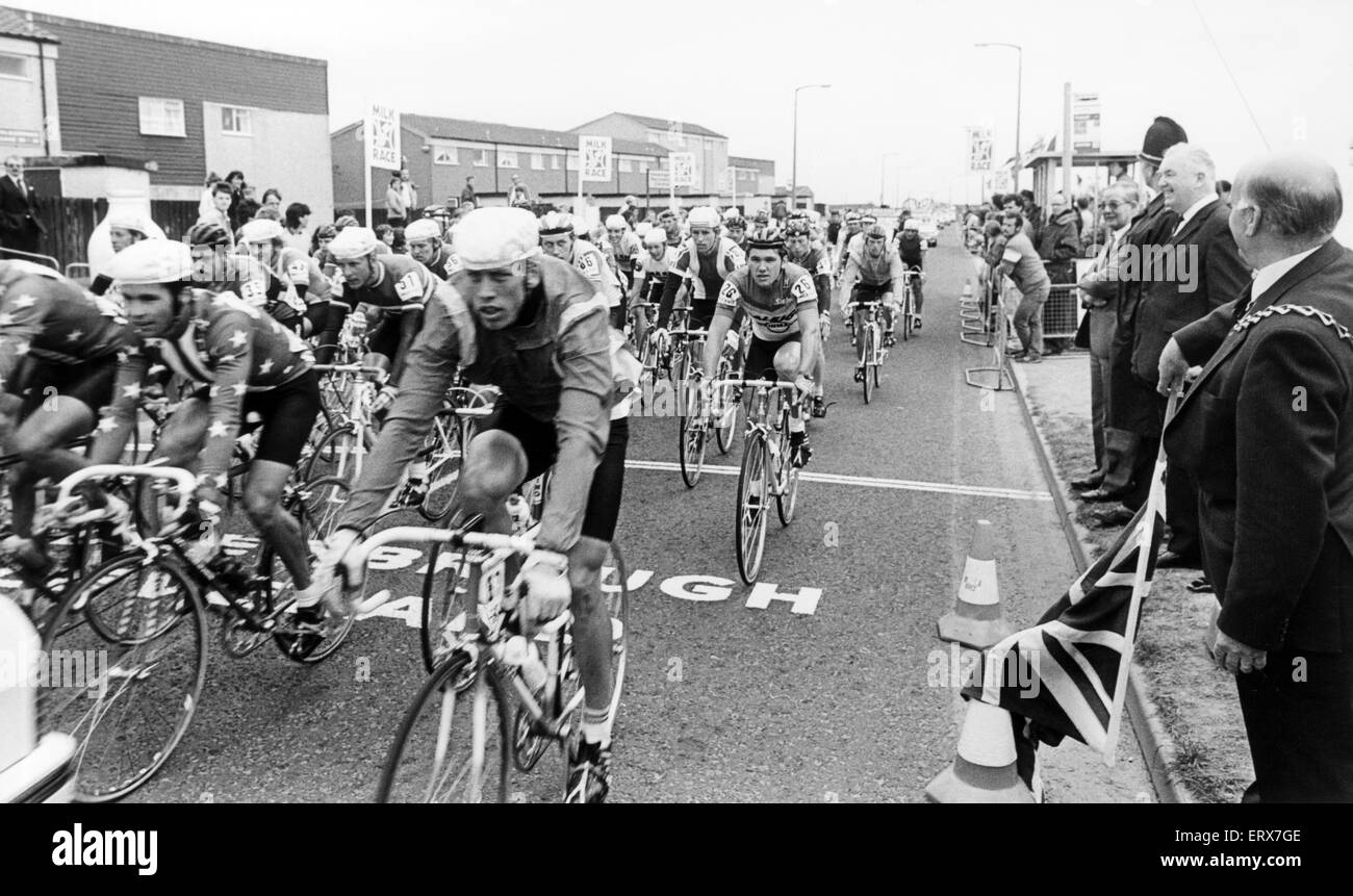 Das Milch-Rennen, 5. Juni 1985. Die Tour of Britain. Mit dem Fahrrad. Vorsitzender des Cleveland County Council, Stadtrat Walter Ferrier (rechts), beginnt der Middlesbrough Etappe 1985 Milch an Cass House Road, Hemlington. Stockfoto