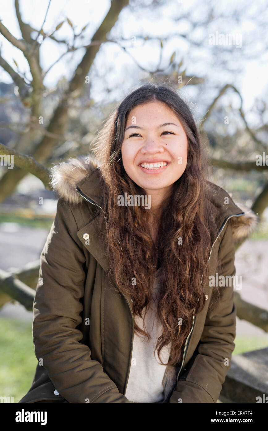 Teenager-Mädchen Jacke im Park tragen lächelnd Stockfotografie - Alamy