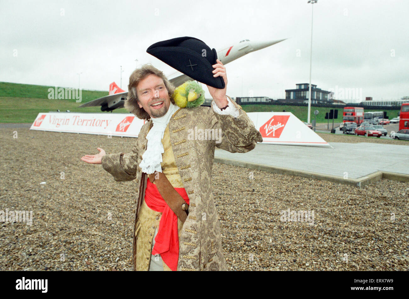 Richard Branson gesehen hier am Eingang des Tunnels führt zu den Terminals des Heathrow verkleidet als Pirat, am Tag der ersten Virgin Airways Flug am Flughafen Heathrow ankam. Branson entführt das British Airways Concorde-Modell, das am Eingang t steht Stockfoto