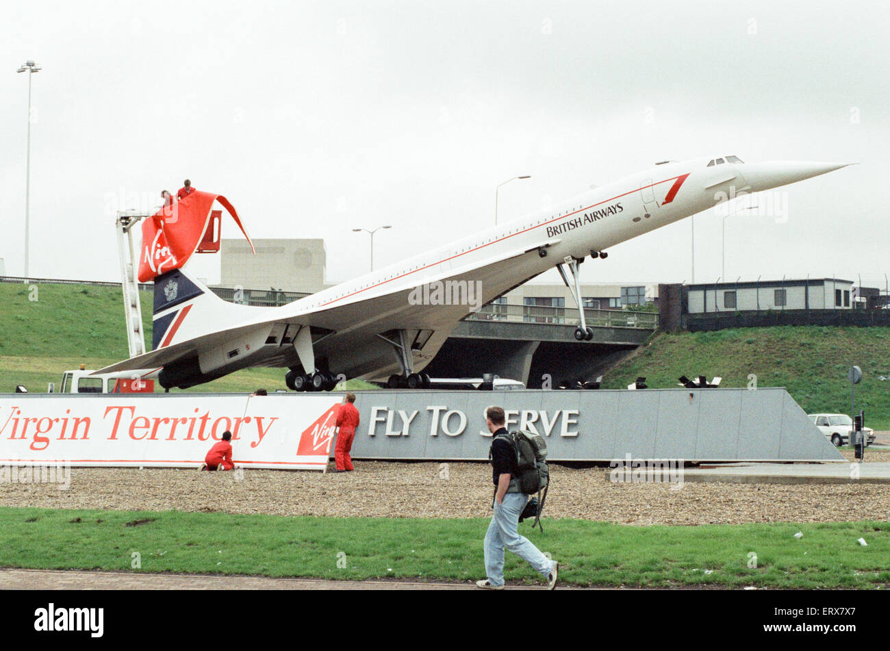 Virgin Group Personal Entführung das British Airways Concorde Modell, das steht am Eingang zum Tunnel und verändert die Livree, Virgi am Tag, kamen die erste Virgin Airways Flug am Flughafen Heathrow. 1. Juli 1991 Stockfoto