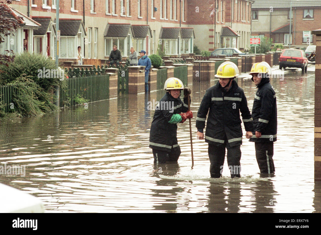 Nach schweren Stürmen über Nacht wachte Einwohner in Port Clarence vieler ihrer Straßen unter drei Fuß Hochwasser zu finden. Feuerwehrleute versuchen, das Wasser klar, 27. August 1996 Stockfoto