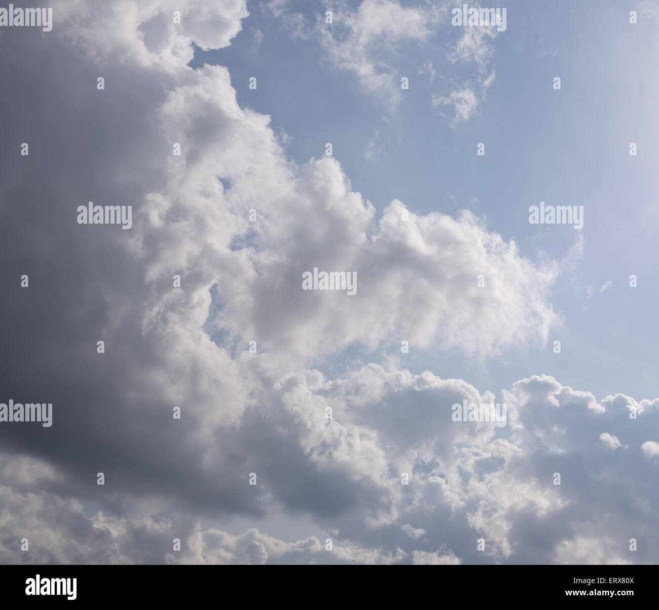 regnerischen Himmel mit Sonne Stockfoto