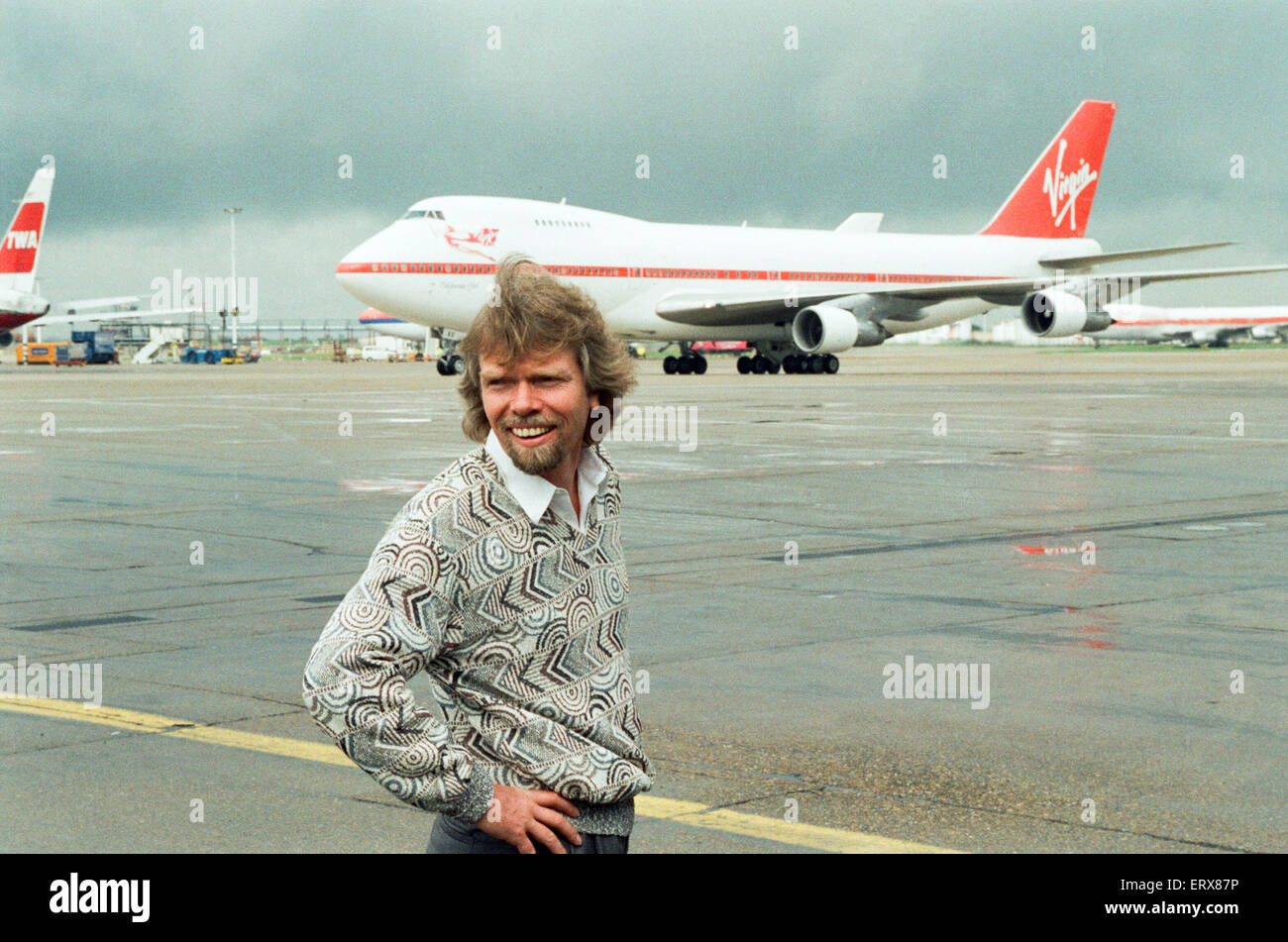 Richard Branson gesehen hier auf dem Vorfeld des Heathrow Willkommen den ersten Virgin Airways Flug am Flughafen Heathrow ankommen. 1. Juli 1991 Stockfoto
