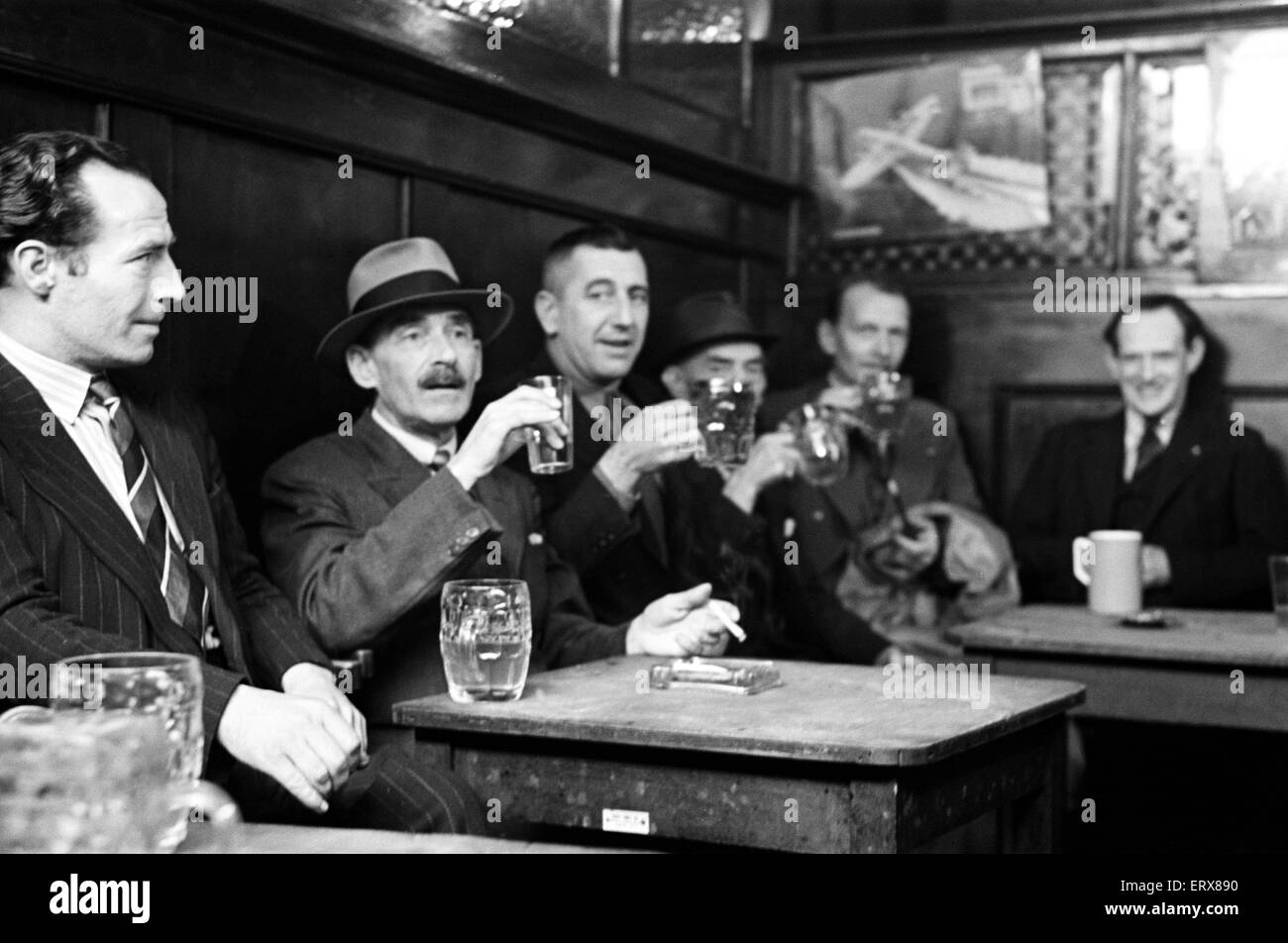 Kunden und Mitarbeiter im Cider House auf Harrow Road in London. Ca. 1946. Stockfoto