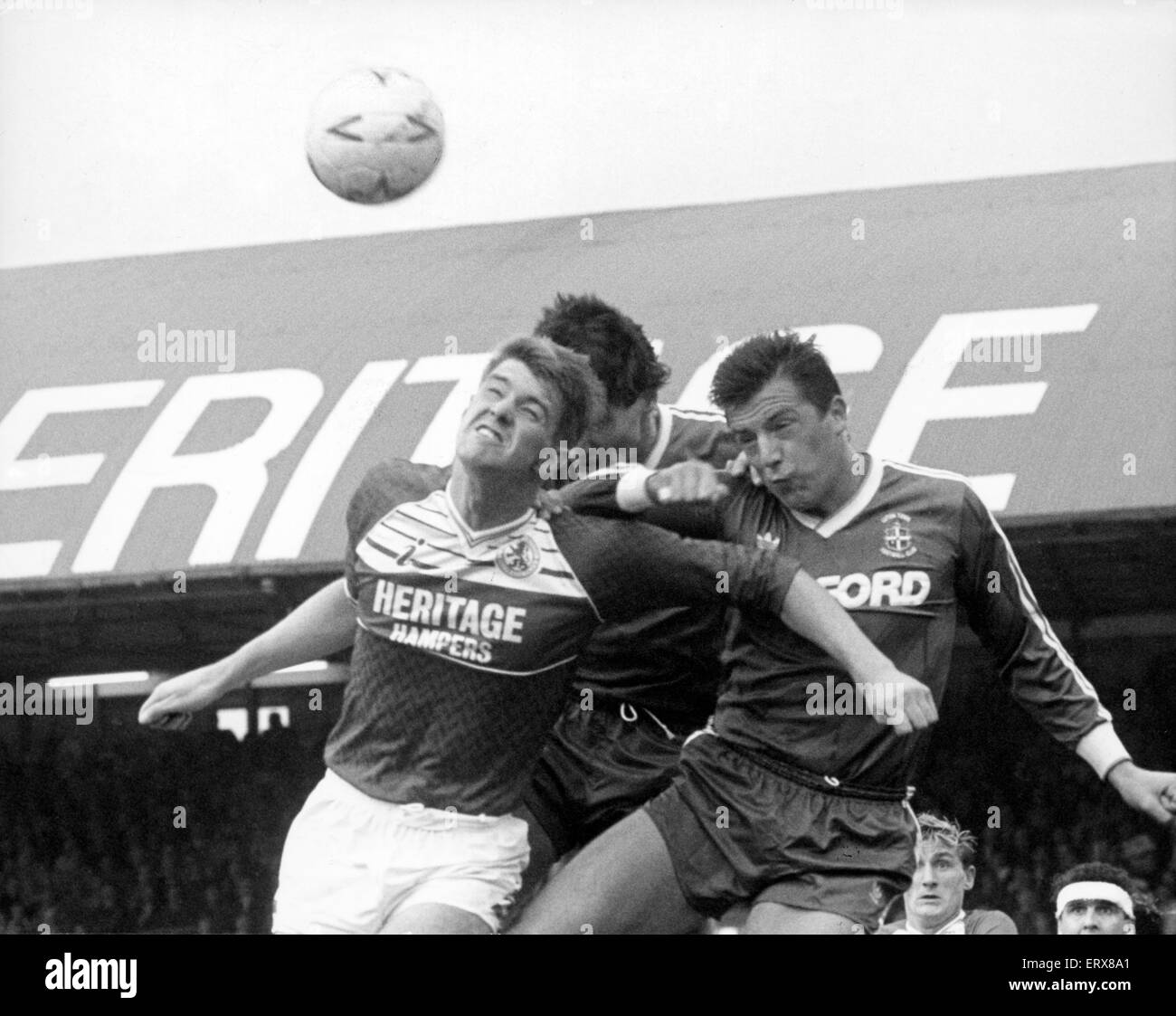 Gary Andrew Pallister (geboren 30. Juni 1965) ist ein englischer Fußballspieler, Fernsehen Pandit und Operationen Sportdirektor des Konferenz-Staatsangehöriger Seite Darlington. Als Spieler er war ein Verfechter von 1984 bis 2001 und wird am meisten gemerkt für seinen neunjährigen Bann bei Manchester United von 1989 bis 1998. Er spielte für Middlesbrough und Darlington und wurde 22 Mal von England begrenzt zwischen 1988 und 1996 (Bild) erhebt sich Gary Pallister hoch um diese clevere zurück-Header in Middlesbrough 2: 1-Sieg gegen Luton im Ayresome Park mit Strom. 22. Oktober 1988 Stockfoto