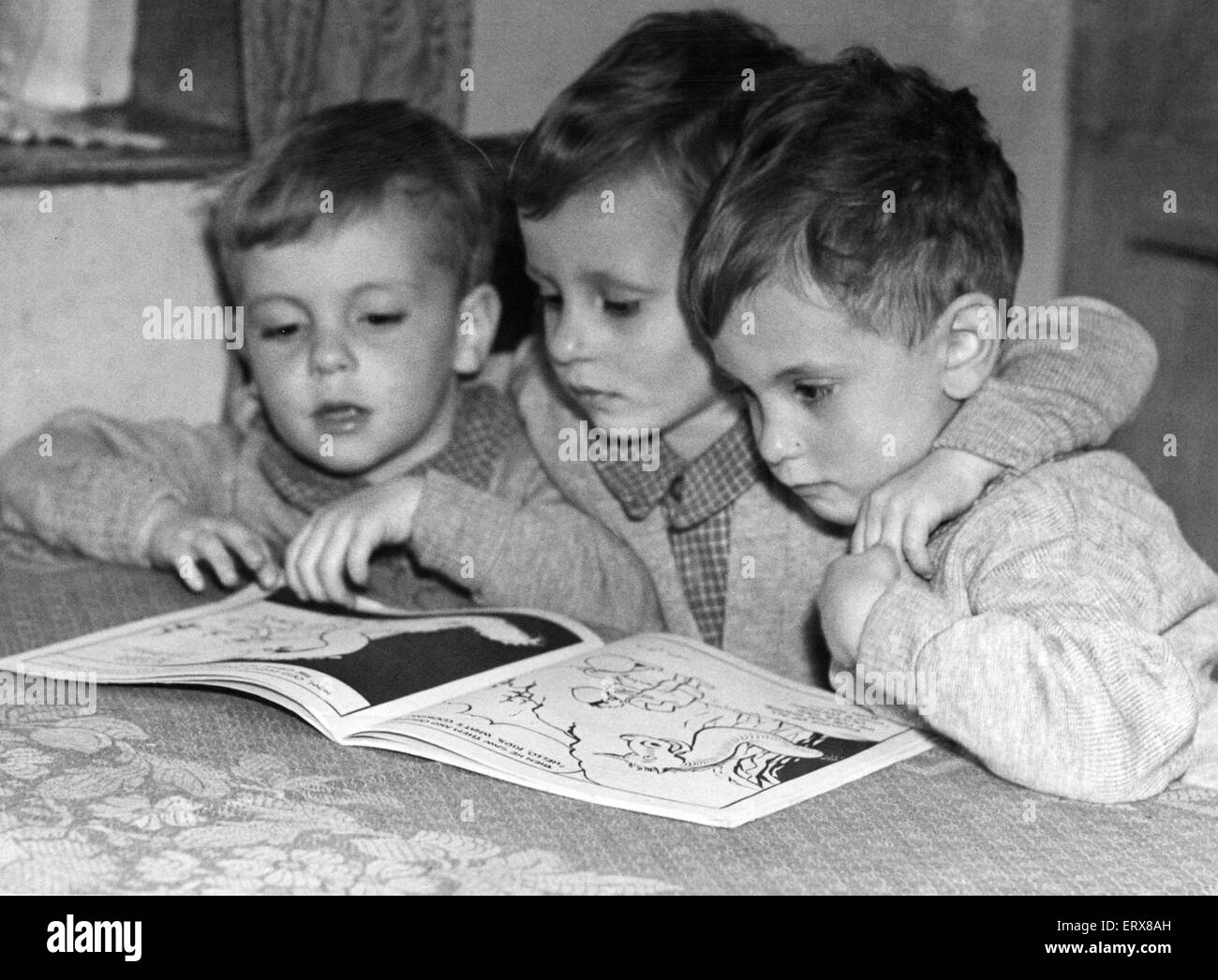 Derek, David & Donald Haden, im Alter von 3 Jahren 6 Monaten, bekannt als die Gornal Wood-Drillinge, die drei Jungs waren am 24. November 1943, Mary und Wilfred Haden zuhause die Rosemary Ednam Mutterschaft, Dudley geboren. Im Bild zu Hause lesen, 4. Mai 1947. Stockfoto