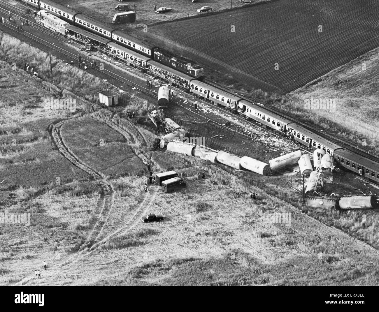 Topcliffe, Thirsk Zugunglück. Luftaufnahme von 12,00 Schnellzug von Kings Cross nach Edinburgh das Tempo mit den Trümmern ein entgleister Güterzug kollidierte um 15:17 an diesem Tag. Sieben Menschen wurden getötet und 45 verletzt, 15 ernst.  31. Juli 1967 Stockfoto