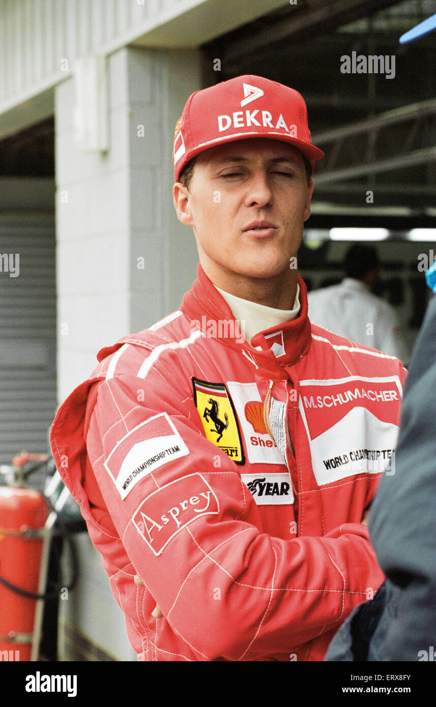 Michael Schumacher geboren 3. Januar 1969 ist ein ehemaliger deutscher Rennfahrer. Schumacher ist eine siebenfache Formel-1-Weltmeister und gilt weithin als eines der größten F1-Fahrer aller Zeiten. Er hält viele Formel-1 Fahrer Aufzeichnungen, einschließlich die meisten Meisterschaften Rennsiege schnellste Rennrunden-Positionen Pole und die meisten Rennen in einer Saison - 13 im Jahr 2004 gewann. Im Jahr 2002 wurde er der einzige Fahrer in der Formel1 Geschichte, in die Top drei in jedem Rennen der Saison zu beenden und dann auch brach der Rekord für die meisten aufeinander folgenden Podium endet. Laut der offiziellen Formel-1-Website ist er Stockfoto