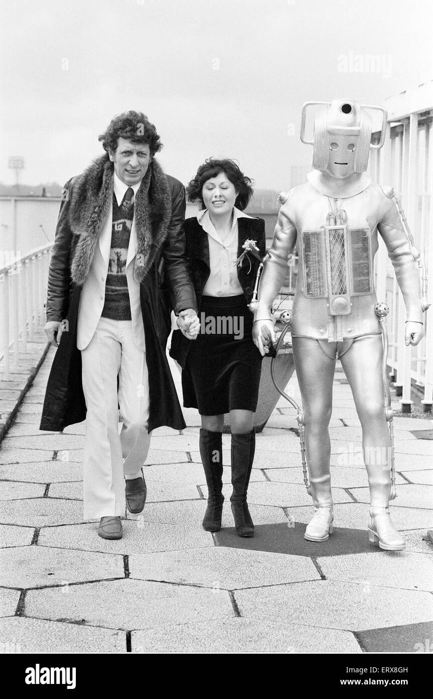 Fototermin, neuen Arzt, Schauspieler Tom Baker - 4. Arzt - im Bild mit Assistentin Sarah Jane Smith gespielt von der Schauspielerin Elisabeth Sladen 15. Februar 1974 einzuführen. Stockfoto