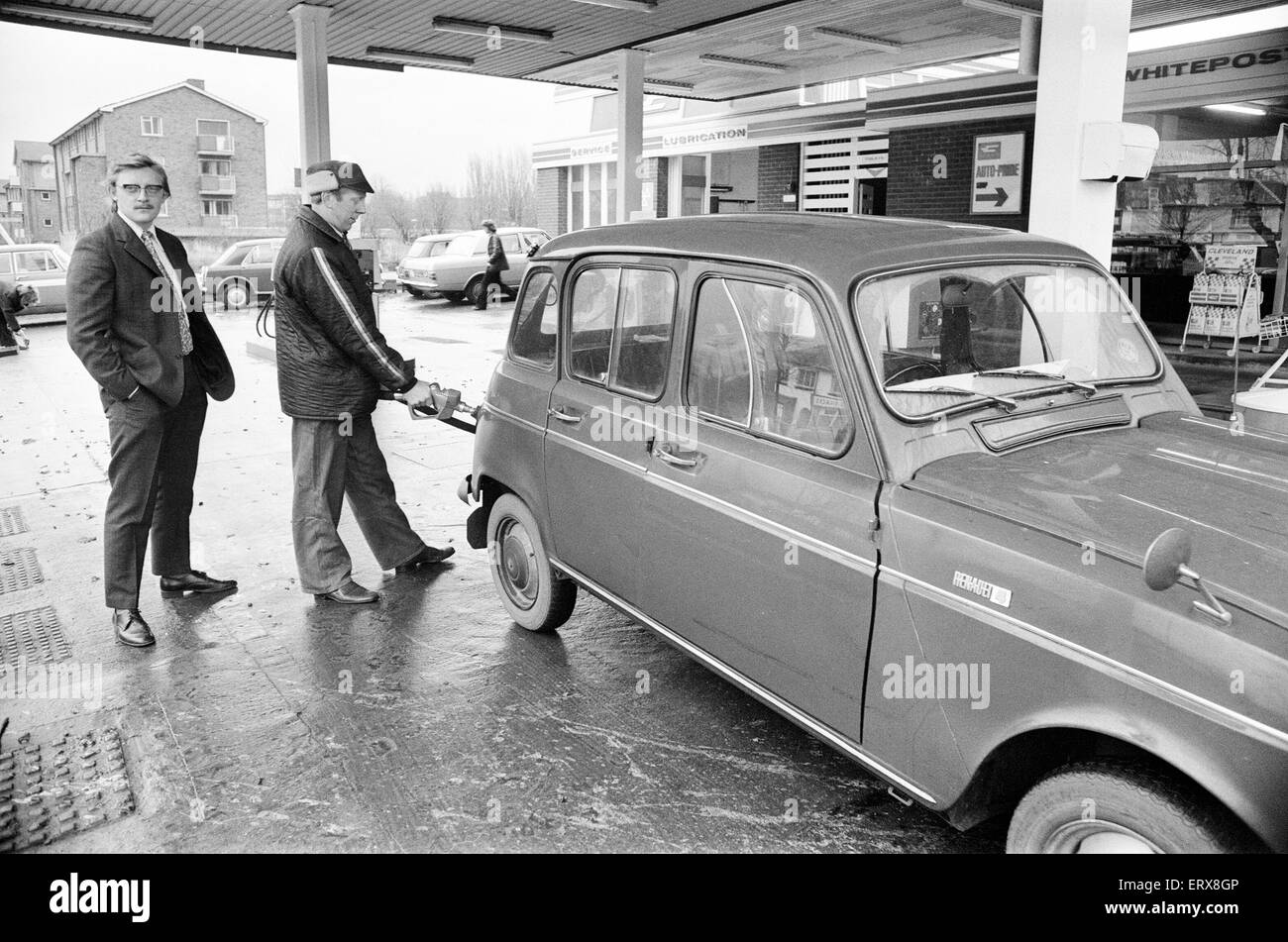 Brennstoff rationieren, Kunden beschränkt sich auf zwei Gallonen, Bearwood, Birmingham, Dienstag, 4. Dezember 1973. Stockfoto